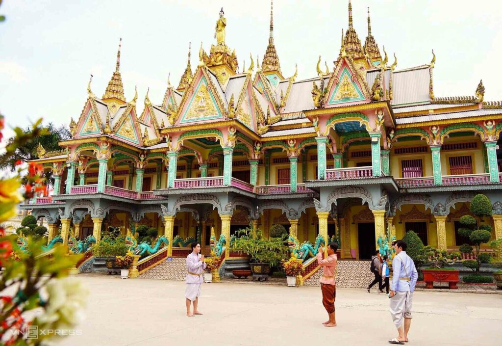 Gläubige beim Gebet im Innenhof der Som-Rong-Pagode