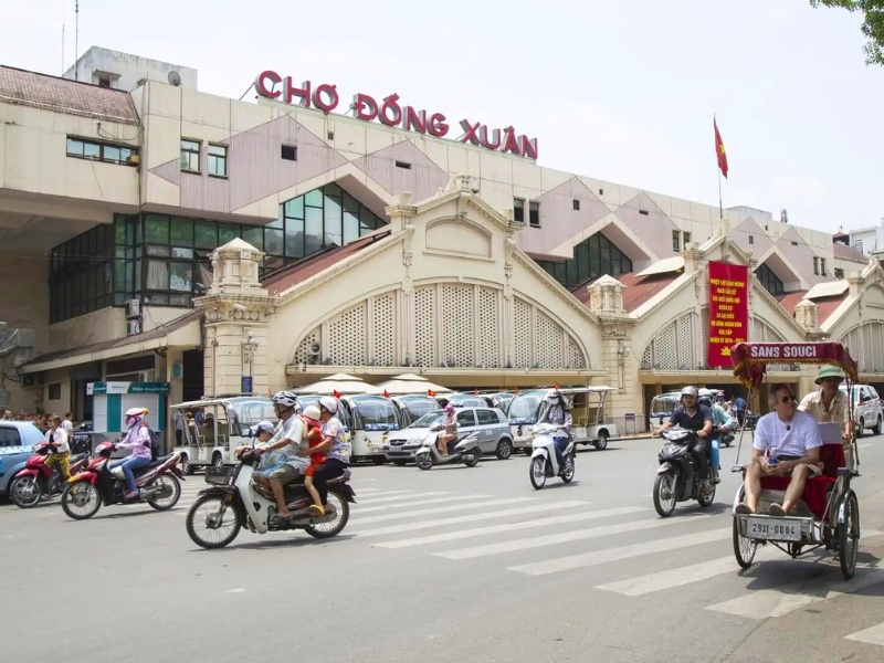 Auf dem Dong-Xuan-Markt kann man alles kaufen: Kleidung, Souvenirs, Gewürze und lokale Spezialitäten.
