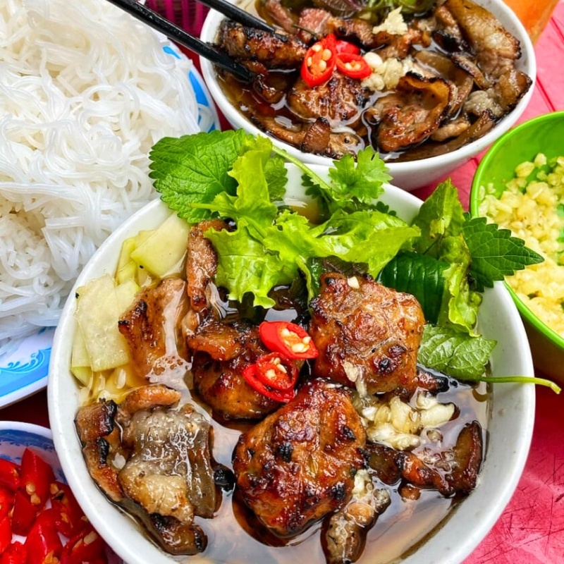 Bun Cha, eine unverzichtbare Spezialität der Streetfood-Küche in Hanoi