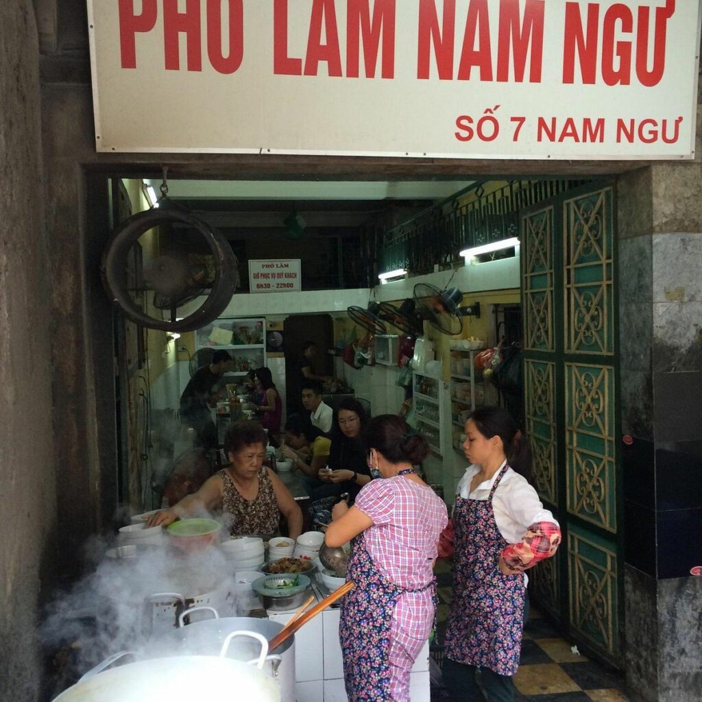 Pho ga (Hühnersuppe) in einem kleinen Lokal in der Lam-Nam-Ngu-Straße in Hanoi