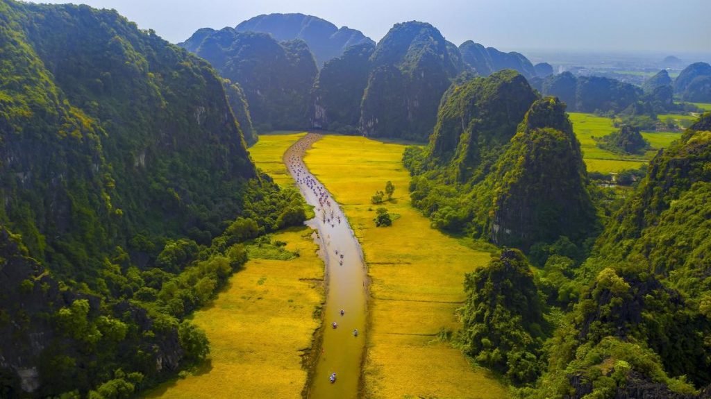Reisfelder und Karstfelsen von Tam Coc in der Provinz Ninh Binh