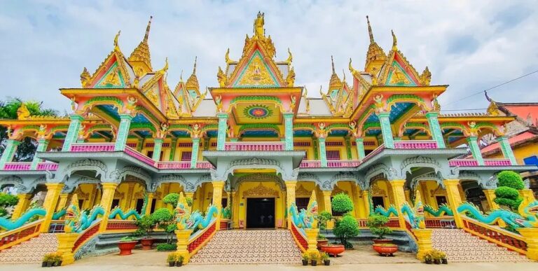 Hauptfassade der Som-Rong-Pagode, ein Beispiel für die Khmer-Architektur des Mekong-Deltas