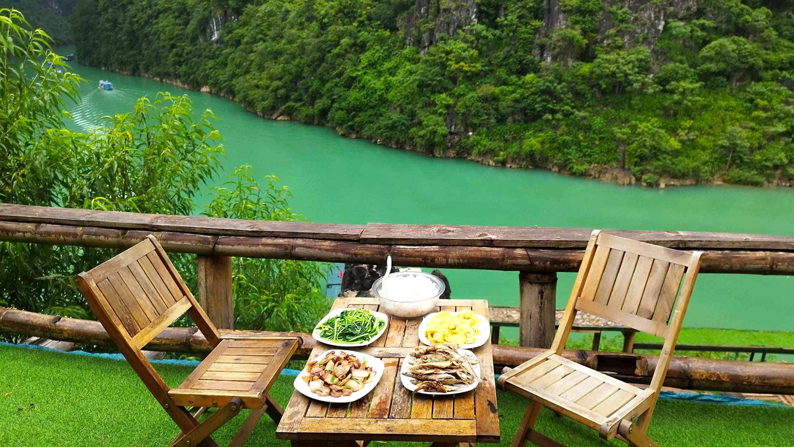 Mahlzeit mit Blick auf den Fluss Nho Que, die Millionen-Dollar-Aussicht