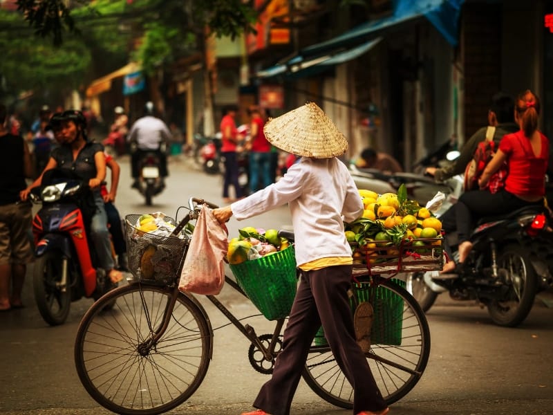 Malerische Ecke im Altstadtviertel von Hanoi zwischen Tradition und Moderne