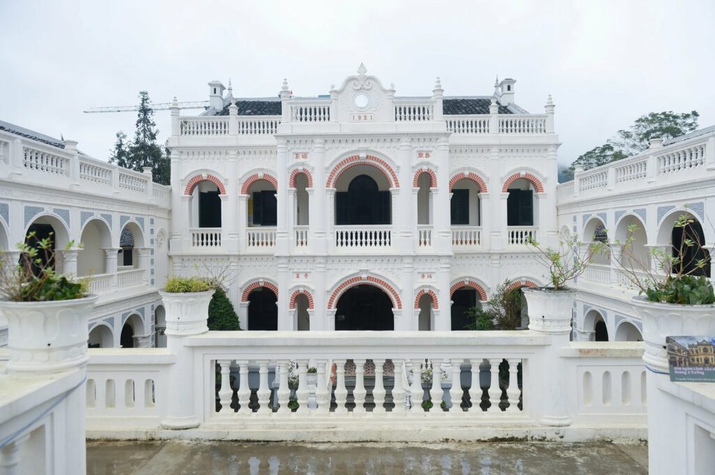 Arkade des Palastes Hoang A Tuong, welche die Fassade umrahmt
