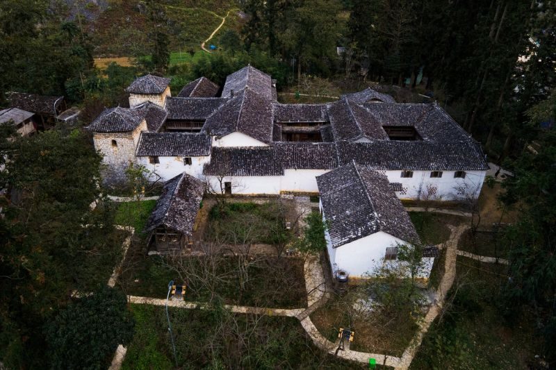 Gesamtansicht des alten Palastes des Hmong-Königs im Sa-Phin-Tal