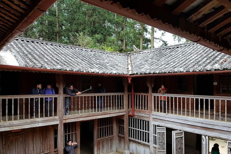 Holzgalerie im Obergeschoss des alten Palastes des Hmong-Königs
