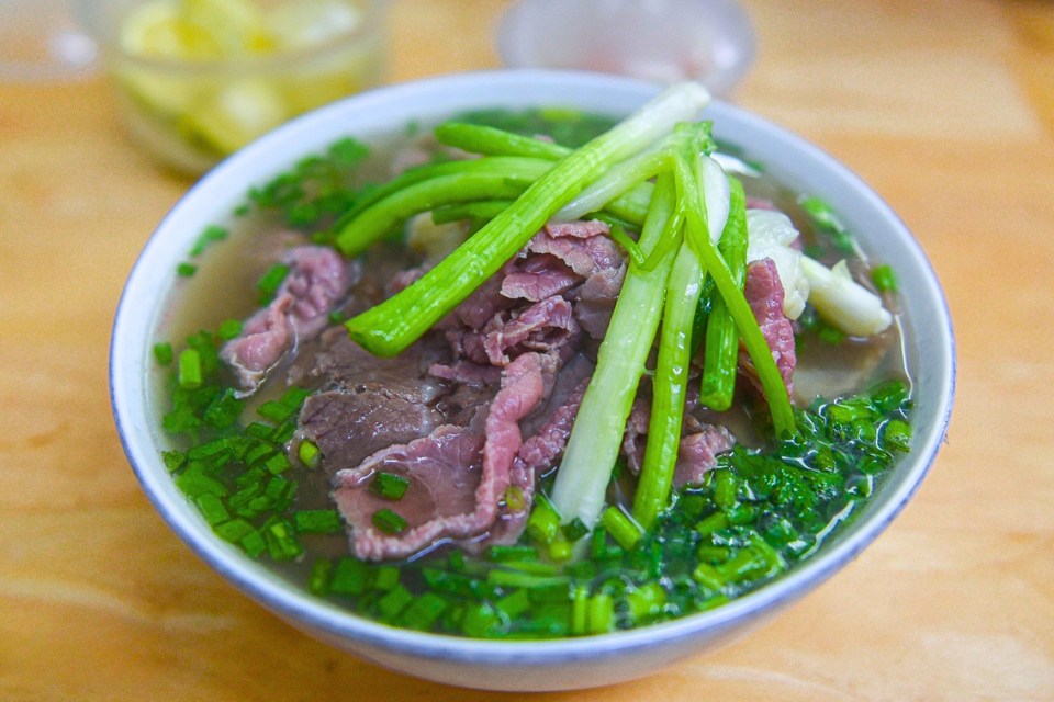 Schüssel Pho Bo, das emblematische Gericht, das man in Hanoi probieren sollte