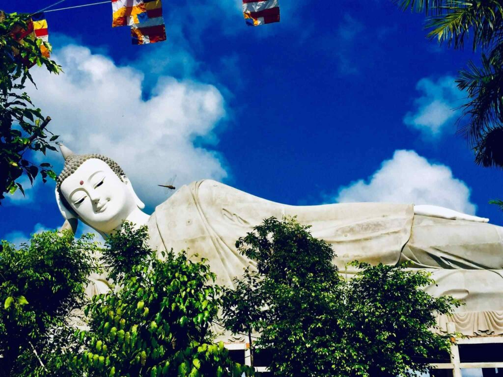 Som-Rong-Pagode in Soc Trang: Der Tempel mit dem riesigen liegenden Buddha