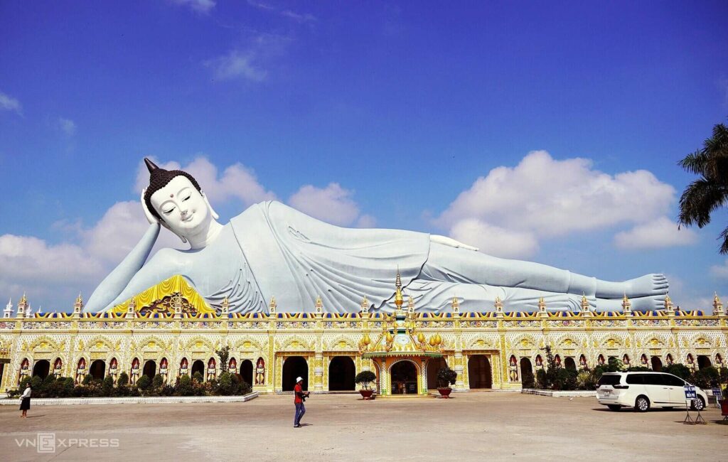 Gesicht des liegenden Buddha, einer der größten Statuen dieser Art in Vietnam