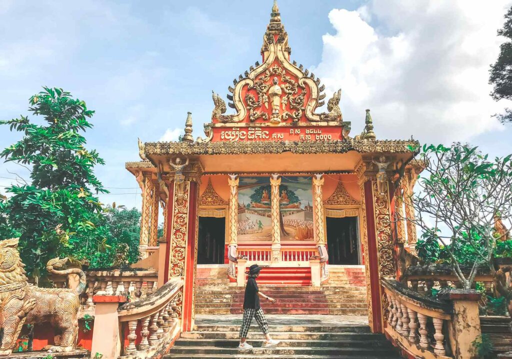 Roter und goldener Pavillon mit einer Khmer-Inschrift am Eingang der Pagode