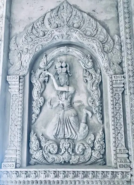 Skulptur einer Apsara-Tänzerin, ein typisches Motiv der Khmer-Kunst
