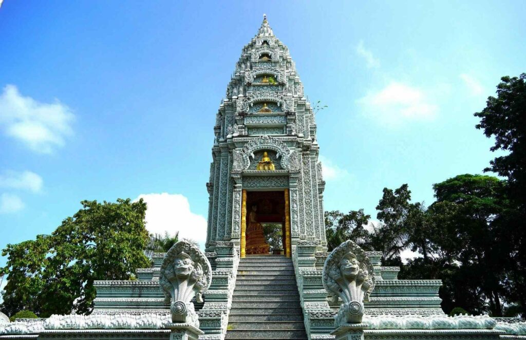 Weißer Stupa im angkorianischen Stil, Zeugnis des Khmer-Erbes der Pagode