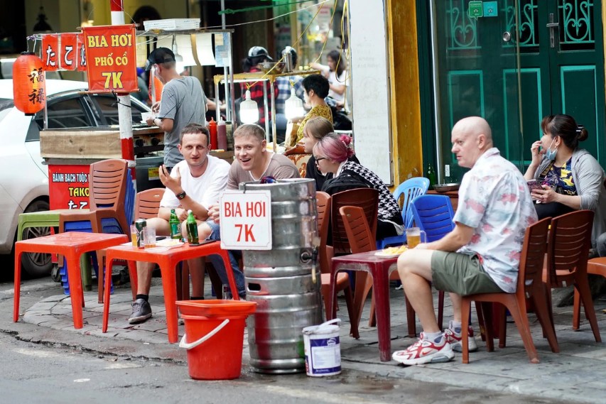 Straßenstand im Altstadtviertel von Hanoi, ideal, um die lokale Küche zu probieren
