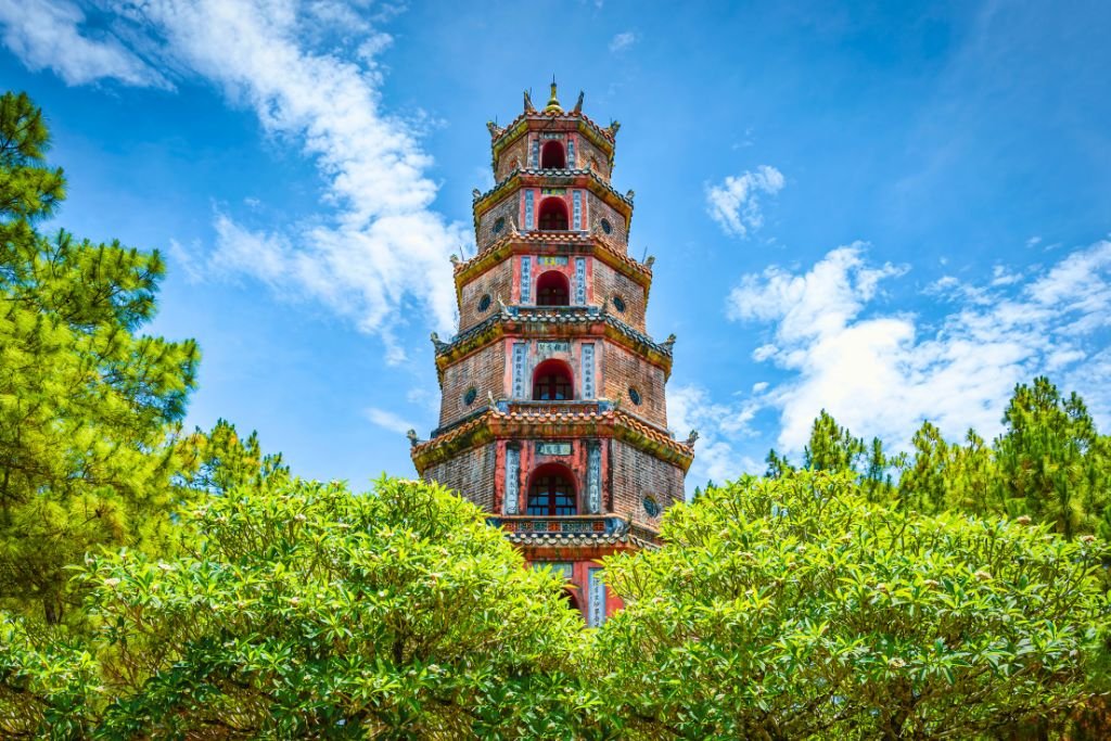 Thien Mu Pagode auf dem Ha-Khe-Hügel am Ufer des Parfümflusses