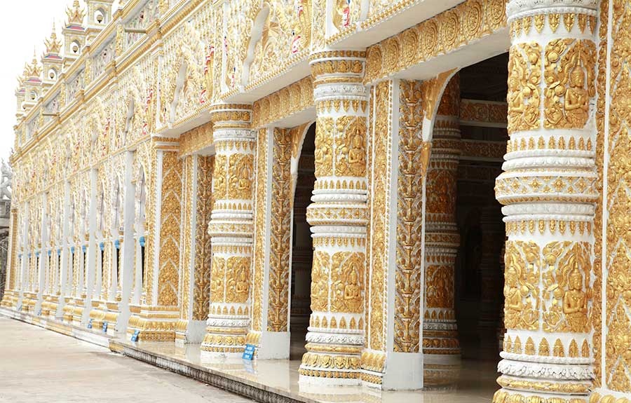 Goldene Fassade der Som-Rong-Pagode in Soc Trang