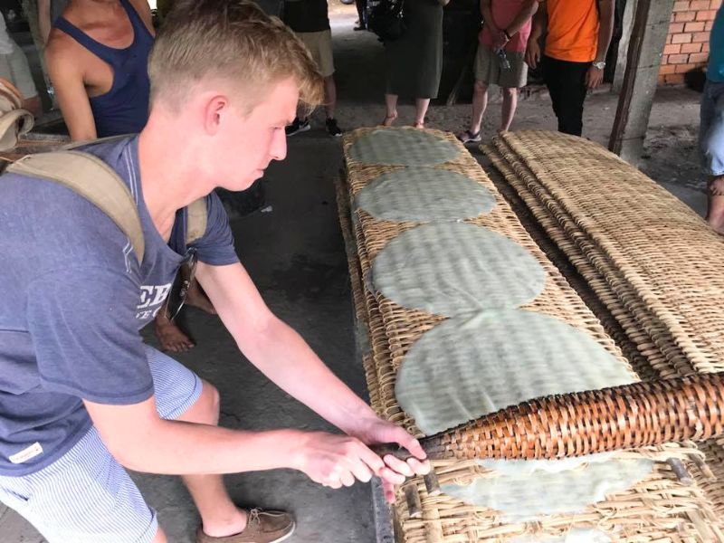 Handwerkliche Herstellung von Reisnudeln (Hu Tieu) in einer traditionellen Werkstatt im Mekong-Delta
