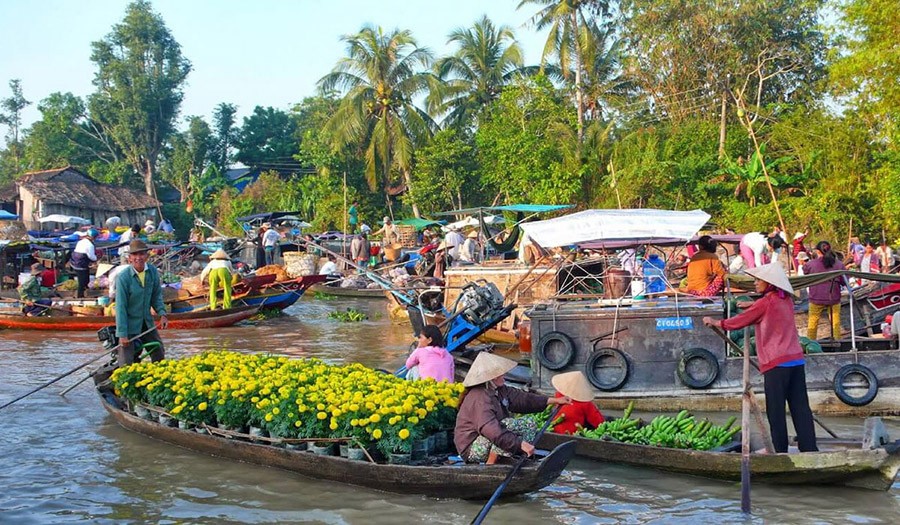 Mit Blumen beladene Boote auf dem schwimmenden Markt von Nga Nam