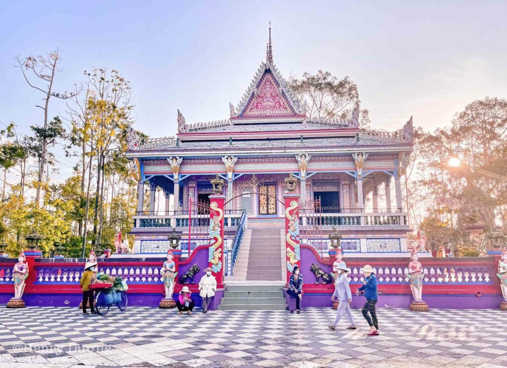 Mit Drachen verzierte Fassade der Chen-Kiêu-Pagode