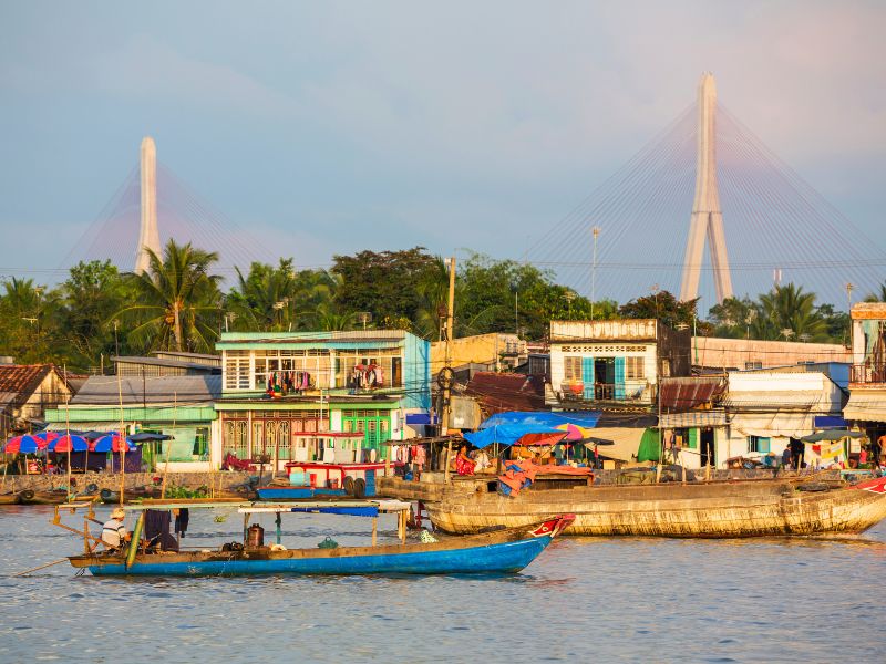 Boote am Ufer im Mekong-Delta