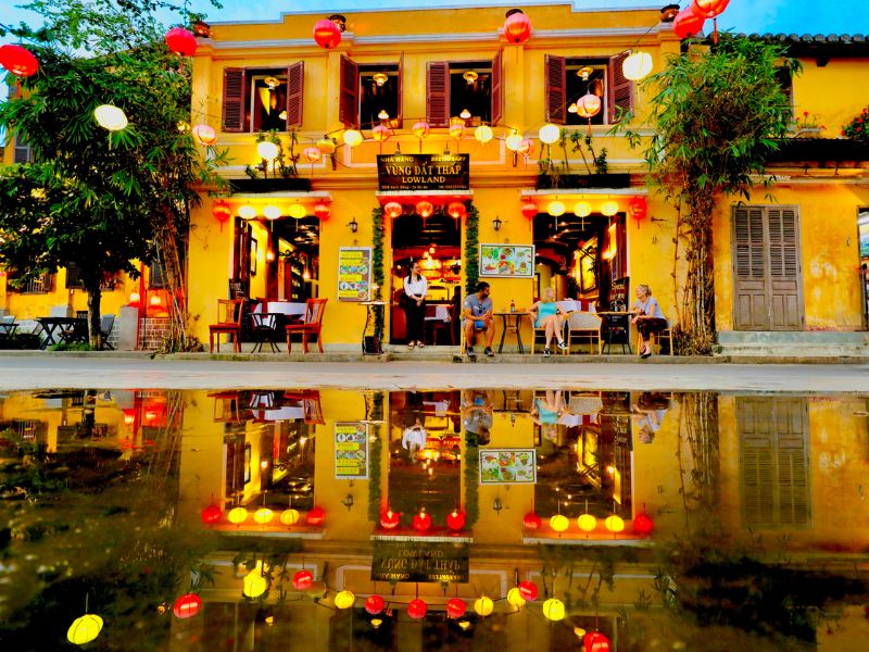 Gelbe Häuser der Altstadt von Hoi An mit Laternen