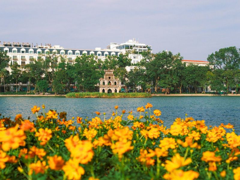 Hoan-Kiem-See mit gelben Blumen in Hanoi