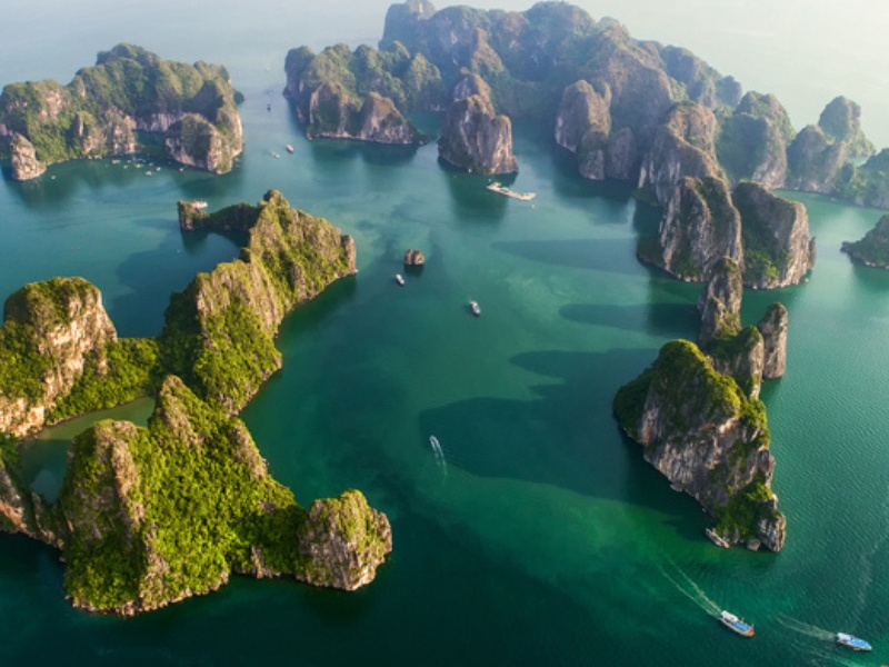 Kalksteinfelsen und smaragdgrünes Wasser in der Halong-Bucht