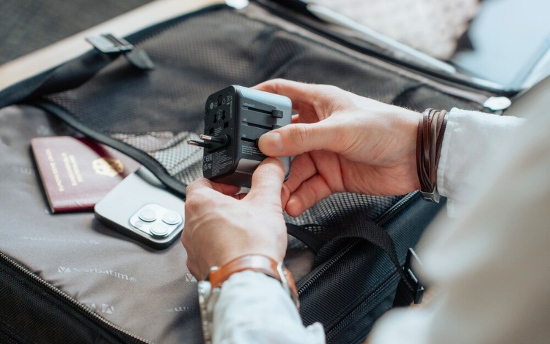 Reiseadapter für Steckdosen im Koffer