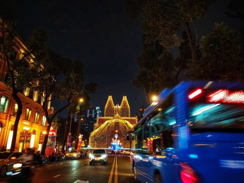 Weihnachtlich beleuchtete Straße in Ho-Chi-Minh-Stadt