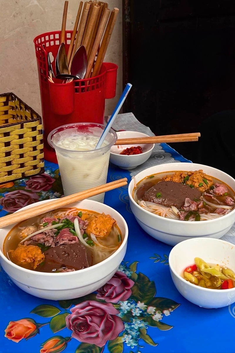 Bun Bo Hue ist ein unverzichtbares Gericht, das man bei einem Besuch in Huế probieren sollte.