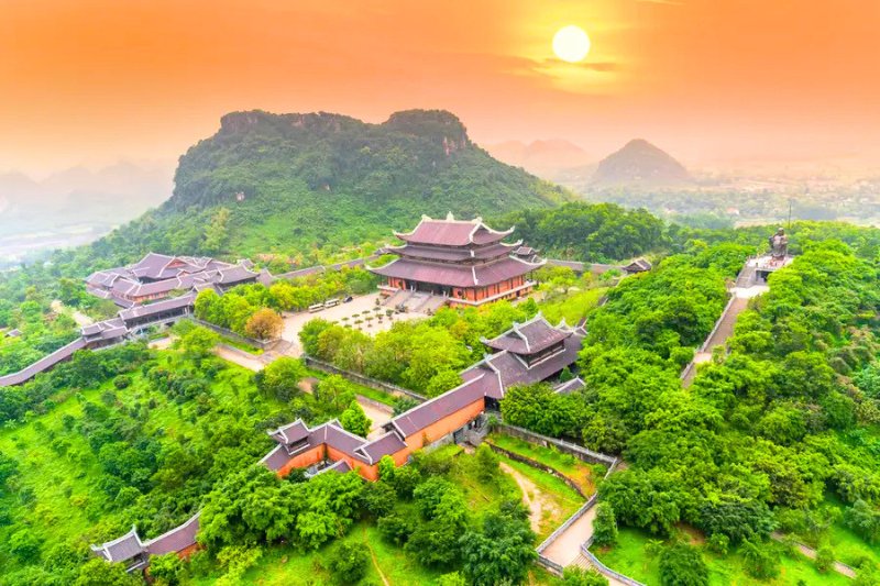Die Bai-Dinh-Pagode – der größte buddhistische Komplex Vietnams, umgeben von Karstbergen in Ninh Binh