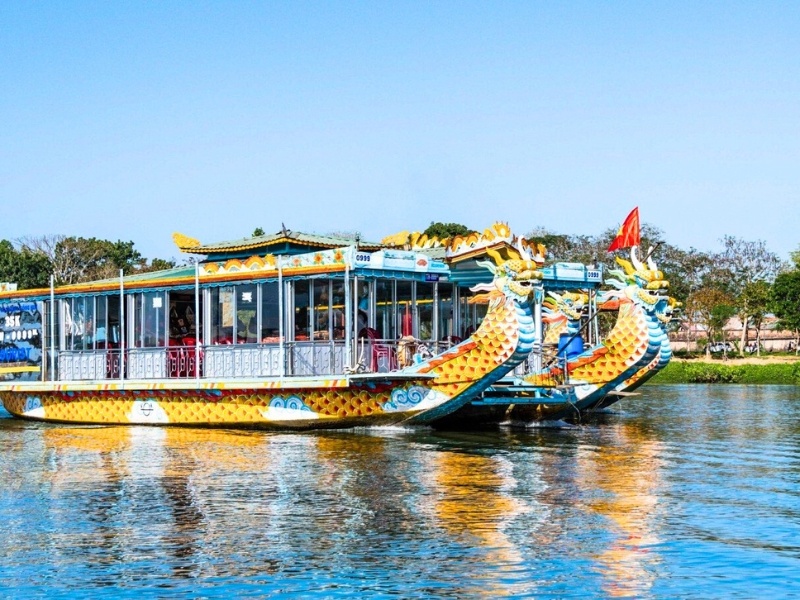 Eine Bootsfahrt auf dem Parfümfluss unternehmen